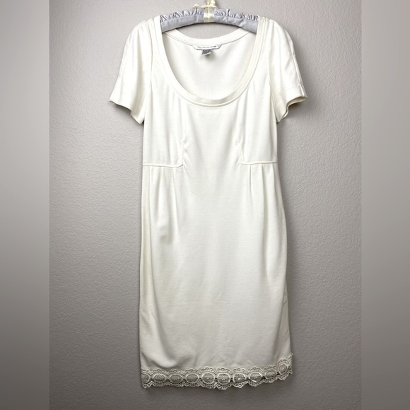Diane Von Furstenberg Dresses & Skirts - Women’s Diane Von Furstenberg Scoop Neck Dress W/ Lace At Bottom Hem Size 4